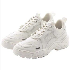 23.65 WOMEN’s V2 Sneakers Triple White size US 6.5